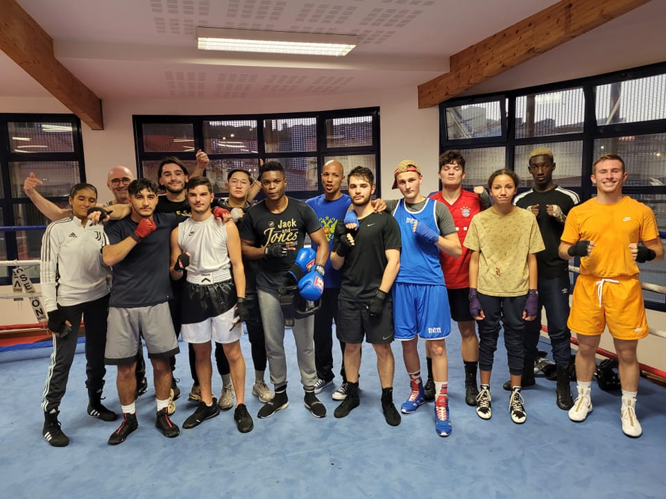 Arriére-plan avec des boxeurs du club